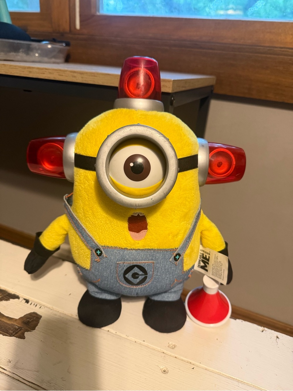 Minions Despicable Me Fire Alarm Flashing Lights Plush Megaphone Talking BeeDoo